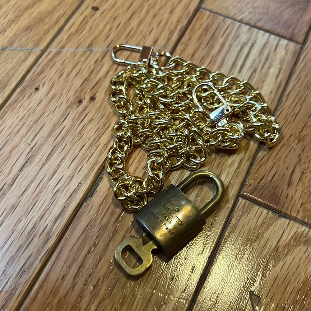 🧡Gold Chain Necklace with LV Lock Pendant 307 - Picture 13 of 14
